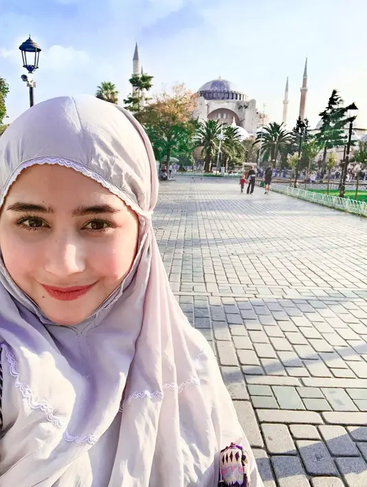 Prilly mengenakan mukena ungu muda saat bertandang ke Istanbul, Turki, akhir tahun 2018 lalu. (Liputan6.com/Instagram/@prillylatuconsina96)