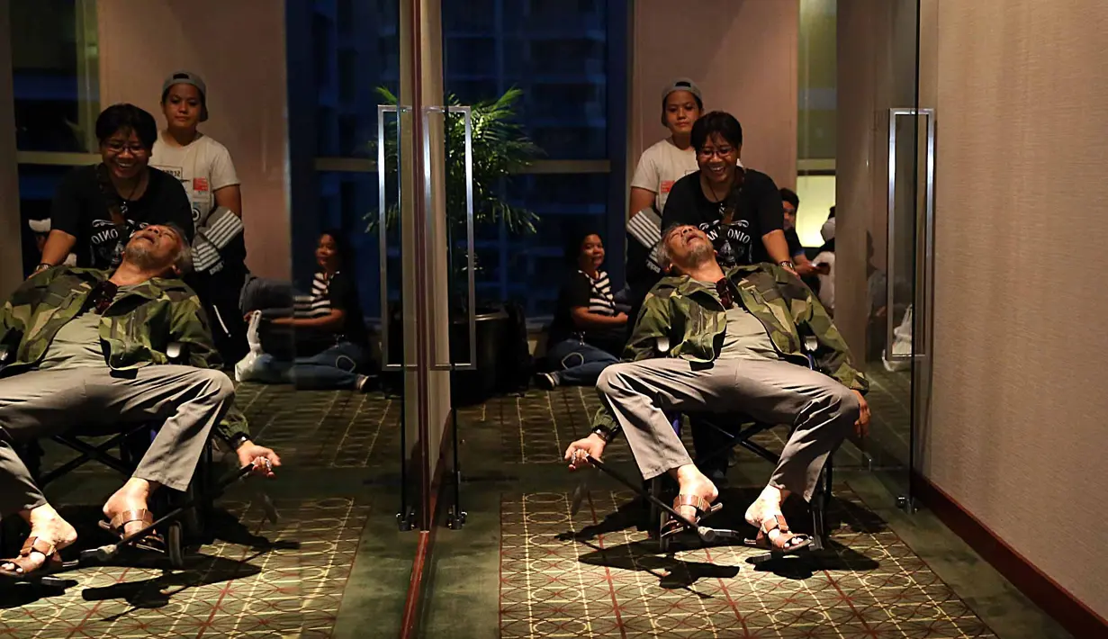 Tio Pakusadewo saat hadir dalam acara press srening film Mereka yang Tak Terlihat di Lippo Mall Kemang, Jakarta Selatan, Rabu (11/10/2017). Ia masih mengenakan kursi roda. (Nurwahyunan/Bintang.com)