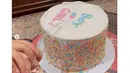 Selain melalui balon, Tasya Kamila juga mencari tahu gender sang buah hati melalui potongan kue. [Foto: Instagram/ tasyakamila]