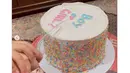 Selain melalui balon, Tasya Kamila juga mencari tahu gender sang buah hati melalui potongan kue. [Foto: Instagram/ tasyakamila]