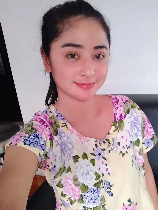 [Bintang] 7 Foto Cantik Dewi Perssik Saat Tak Mengenakan Make Up