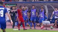 Abduh Lestaluhu memperlihatkan kemarahannya dengan menendang bole ke bench Thailand saat leg kedua final Piala AFF 2016. Netizen bangga! (Istimewa)