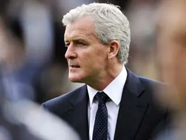 Ekspresi manajer Fulham Mark Hughes sebelum laga lanjutan EPL melawan Blackpool di Craven Cottage, 3 April 2011. AFP PHOTO / GLYN KIRK