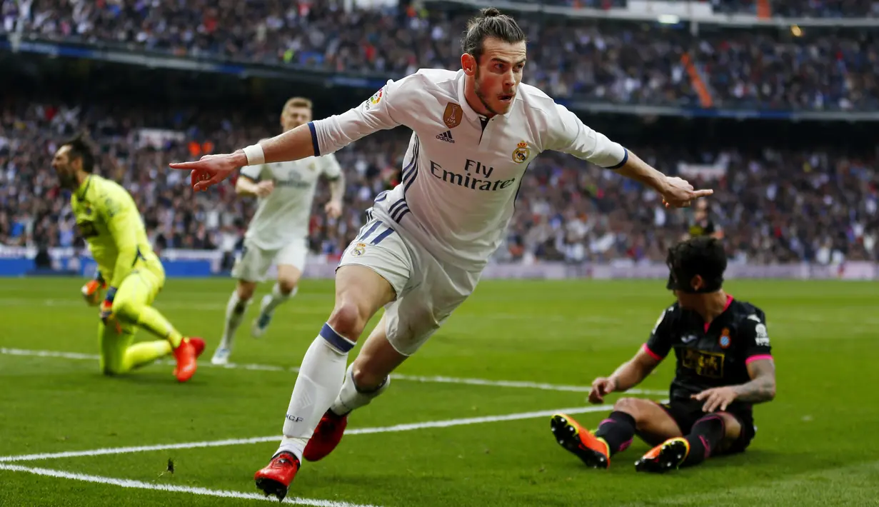 Pemain Real Madrid, Gareth Bale merayakan golnya ke gawang Espanyol pada lanjutan La Liga di Santiago Bernabeu stadium. Madrid, (18/2/2017). Real Madrid menang 2-0. (AP/Francisco Seco)