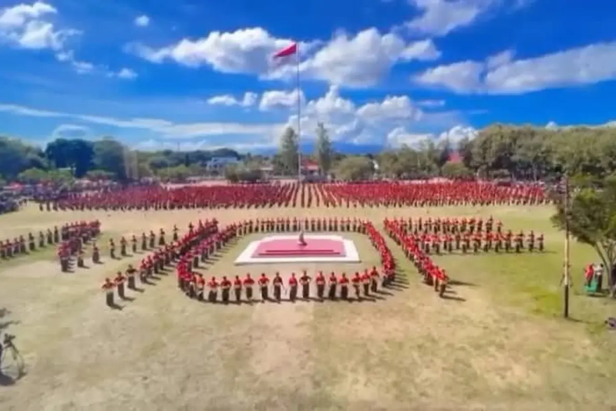 Koreografi tarian tradisional di halaman kantor bupati Sikka, NTT meriahkan Hari Pendidikan Nasional 2025 (Liputan6.com/Ola Keda)