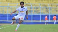 Pemain Arema FC yang dipinjam dari Borneo FC, M. Miftahul Ikhsan. (Bola.com/Iwan Setiawan)