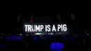 Sebuah tulisan untuk capres AS dari partai Republik, Donald Trump terlihat di sebuah layar saat musisi Roger Waters tampil dalam festival musik Desert Trip di Empire Polo Club di Indio, California AS, (9/10). (REUTERS/Mario Anzuoni)