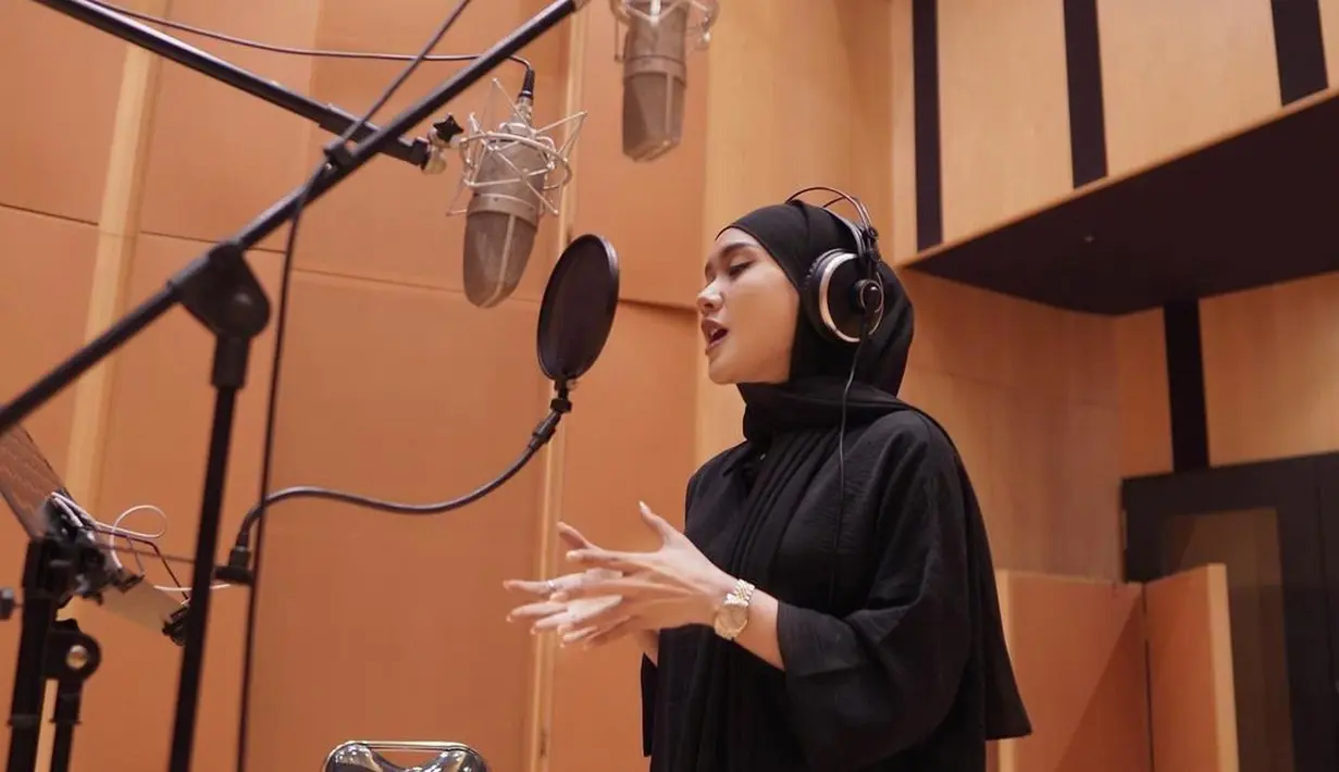 Sejumlah koleksi foto memperlihatkan Cita Citata dengan hijab hitam berada di studio rekaman untuk take vokal. “Terimakasih untuk kerja keras yang kita lakukan semalam sampai subuh. Bismillah,” tulisnya kala itu. Lebih dari 16 ribu orang mengirim tanda hati untuk unggahan ini. Sejumlah netizen mendoakannya istikamah. “Masyaallah, istikamah ya cantik. Amin,” tulis @yari****. “Semoga istikamah Mbak Cita. Proud of you,” @rhina**** menambahkan. (Foto: Dok. Instagram @cita_citata)