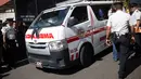 Ambulans membawa jenazah korban kebakaran di sebuah asrama penampungan anak-anak di Guatemala, Rabu (8/3). Setidaknya 19 anak tewas dan sedikitnya 38 orang mengalami luka dalam kebakaran di panti anak-anak korban masalah keluarga itu. (AP Photo/Luis Soto)