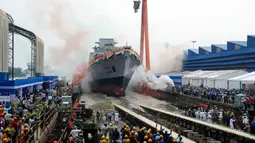 Kapal perang seri P17A ini dibangun oleh Garden Reach Shipbuilders and Engineers di Kolkata dan diluncurkan oleh Presiden India Droupadi Murmu. Vindhyagiri dinamai menurut pegunungan di Karnataka. (AP Photo/Bikas Das)