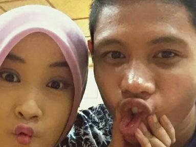 Kemesraan pesepak bola Surabaya United, Evan Dimas, dengan kekasihnya, Ishardianti Rahma. (Bola.com/Zaidan Nasarul)