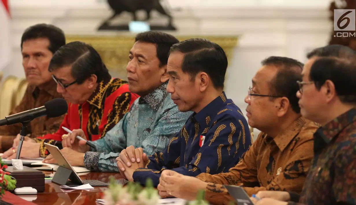 Presiden Jokowi (tiga kanan) menerima kedatangan anggota Badan Pembinaan Ideologi Pancasila (BPIP) di Istana Merdeka, Jakarta, Kamis (22/3). Pertemuan tersebut untuk meloprkan hasil kerja BPIP. (Liputan6.com/Angga Yuniar)