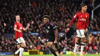 Penyerang Bayern Munchen, Kingsley Coman, merayakan gol yang dicetaknya ke gawang Manchester United dalam laga matchday keenam Liga Champions 2023/2024 di Old Trafford, Rabu (13/12/2023) dini hari WIB. Bayern Munchen menang 1-0 dalam pertandingan tersebut. (PETER POWELL / AFP)