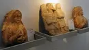 Barang antik ditampilkan selama upacara pembukaan kembali untuk Museum Nasional Suriah di Damaskus, 28 Oktober 2018. Pembukaan dilakukan setelah enam tahun museum ditutup untuk melindungi dari roket pemberontak dalam perang sipil. (SANA via AP)