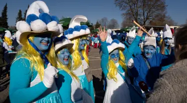 Orang-orang berpakaian dan berdandan serba biru seperti Smurf dalam upaya pemecahan rekor dunia di Lauchringen, Jerman, 16 Februari 2019. Pertemuan tersebut untuk memecahkan rekor orang dengan kostum Smurf terbanyak di dunia. (CONSTANT FORME-BECHERAT/AFP)