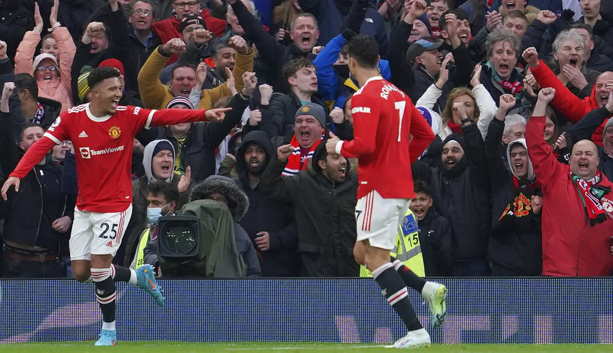 Pemain Manchester United Jadon Sancho (kiri) melakukan selebrasi usai mencetak gol ke gawang Southampton pada pertandingan sepak bola Liga Inggris di Stadion Old Trafford, Manchester, Inggris, 12 Februari 2022. Pertandingan berakhir dengan skor 1-1. (AP Photo/Jon Super)