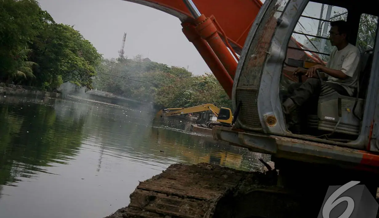Pemda DKI melakukan pengerukan di Kali Sidang sebagai antisipasi banjir yang kerap melanda Jakarta, Jakarta, Jumat (19/9/2014) (Liputan6.com/Faizal Fanani)