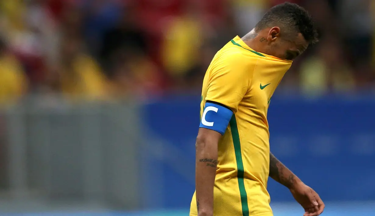 Neymar tertunduk lesu usai pertandingan melawan Irak di Olimpiade Rio 2016 di Stadion Mane Garrincha, Senin (8/8). Tampil dominan, Brasil tak berhasil mencetak gol seperti saat menghadapi Afrika Selatan di laga sebelumnya. (REUTERS/Ueslei Marcelino)