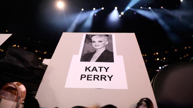 Foto penyanyi Katy Perry tertempel di tempat duduk untuk perhelatan Grammy Awards 2019 di Staples Center, Los Angeles, Kamis (7/2). Grammy Awards ke-61 diadakan pada 10 Februari pukul 20.00 waktu setempat. (Matt Sayles/Invision/AP)