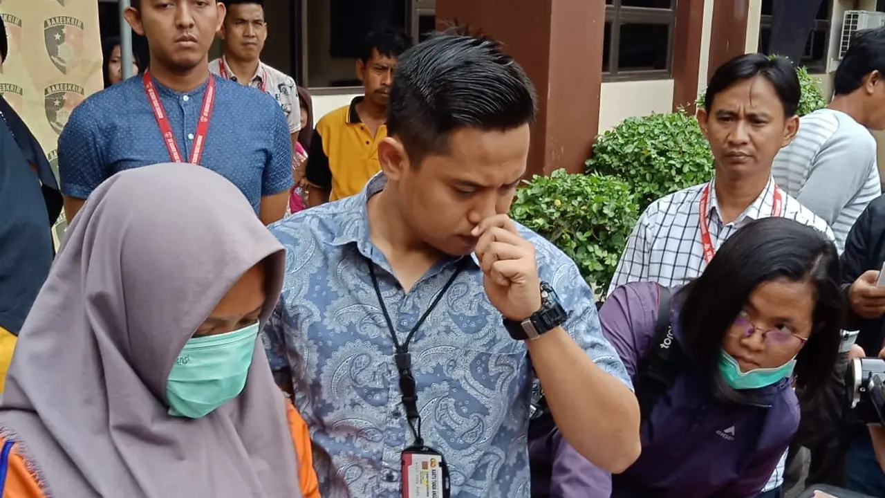 ET alian Ny (40) janda janda beranak satu, warga Dusun Simpar Rt 001/003, Desa Kutaraharja, Kecamatan Banyusari, Karawang ditangkap polisi karena diduga membunuh bayinya. (Foto: Liputan6.com/Abramena)