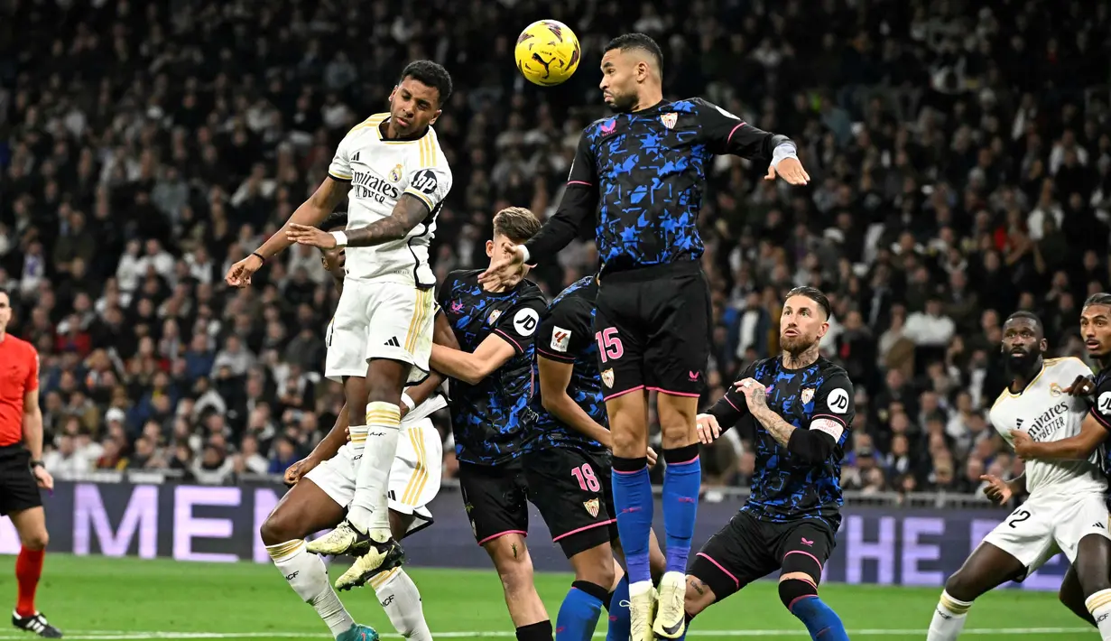 Menjamu Sevilla, Real Madrid harus berjuang keras hingga akhir pertandingan. (JAVIER SORIANO/AFP)