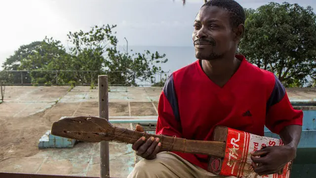 Berbekal kaleng oli bekas, sebuah kayu, jari-jari velg bekas dan sebuah senar. Ia menyulapnya menjadi sebuah gitar yang mampu menciptakan alunan yang indah.