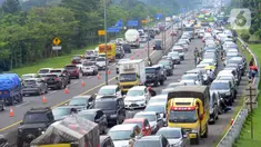 Kendaraan antre menunggu dibukanya jalur menuju kawasan Puncak dan sekitarnya di pintu keluar Tol Gadog, Ciawi, Bogor, Jawa Barat, Kamis (29/10/2020). Libur panjang dimanfaatkan warga Ibu Kota untuk mengisi liburan. (merdeka.com/Arie Basuki)