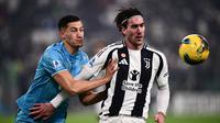 Bek Venezia asal Indonesia, Jay Idzes, berebut bola dengan penyerang Juventus asal Serbia, Dusan Vlahovic, dalam laga giornata 16 Serie A Liga Italia 2024/2025 di Allianz Stadium, Minggu (15/12/2024) dini hari WIB. (MARCO BERTORELLO / AFP)