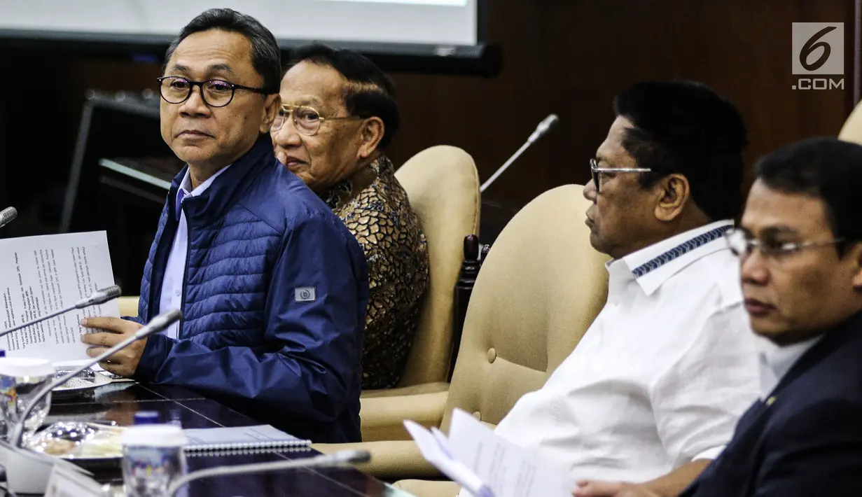 Ketua MPR Zulkifli Hasan (dua kiri) bersama Wakil Ketua MPR Oesman Sapta Odang (dua kanan), Ahmad Basarah (kanan), dan Mangindaan (kiri) saat Rapat Gabungan di Jakarta, Selasa (24/7). Sidang menyampaikan Nota Keuangan RAPBN 2019. (Liputan6.com/JohanTallo)