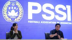 Ketua Umum PSSI, Erick Thohir (kanan) memberikan keterangan di samping Wakil Ketua Umum PSSI, Ratu Tisha pada konferensi pers Keputusan Bersama Sarasehan Sepak Bola Indonesia yang berlangsung di GBK Arena, Jakarta, Minggu (05/03/2023). (Bola.com/Bagaskara Lazuardi)