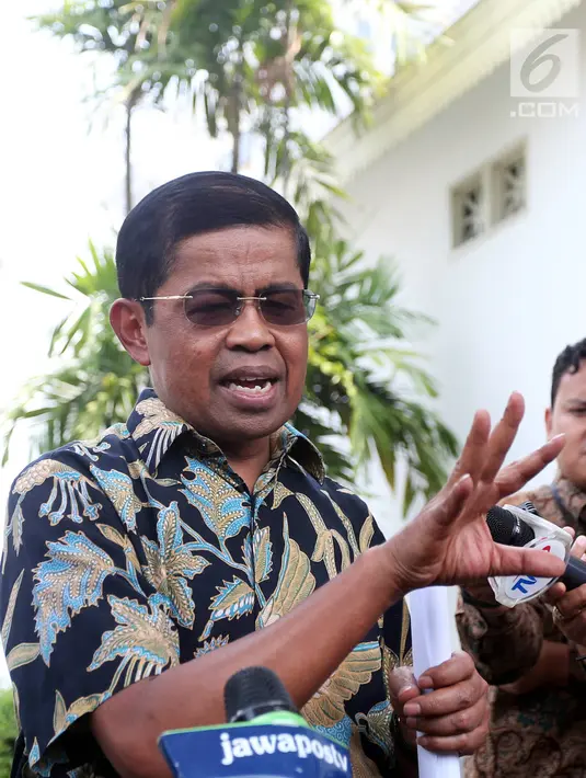 Idrus Marham menjawab pertanyaan dari sejumlah wartawan terkait pengunduran dirinya di Istana, Jakarta, Jumat (24/8).(Liputan6/Pool/Gar)