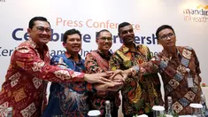 Dirut Mandiri Inhealth Iwan Pasila (tengah), Wakil Direktur Medical Doping Control INASGOC Wiweka (kedua kanan) bersama jajaran Direksi disela acara Celebrate Partnership kerja bersama Asian Games 2018 di Jakarta, Rabu (12/9). (Liputan6.com/HO/Arif)