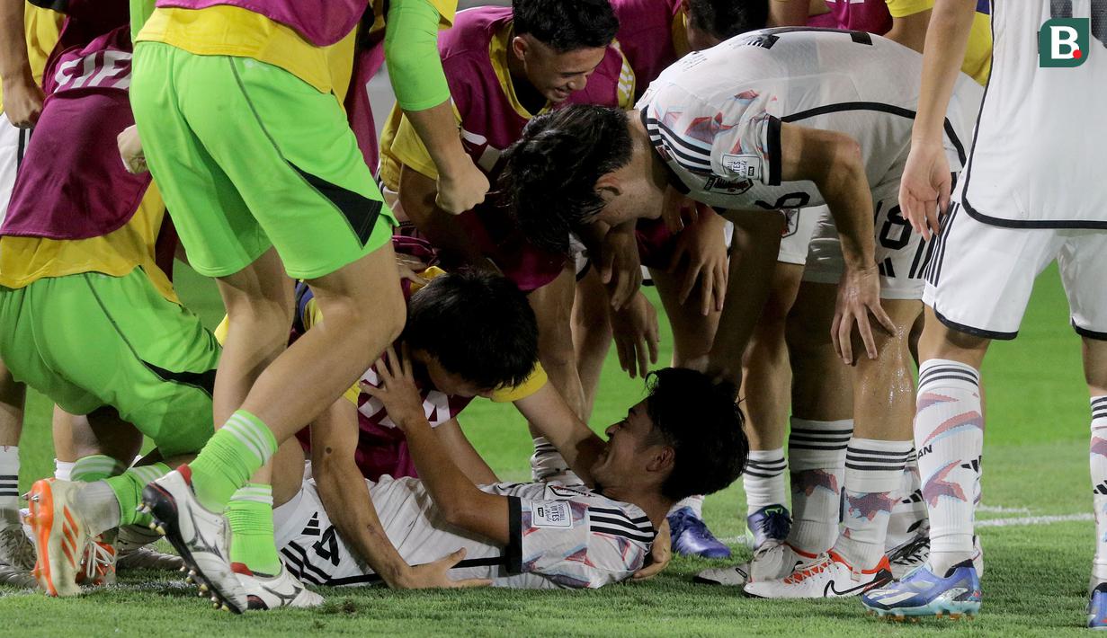 <p>Selebrasi para pemain Jepang U-17 setelah Gaku Nawata (bawah) mencetak gol ke gawang Spanyol U-17 dalam pertandingan babak 16 Besar Piala Dunia U-17 di Stadion Manahan, Solo, Senin (20/11/2023). (Bola.com/Arief Bagus)</p>