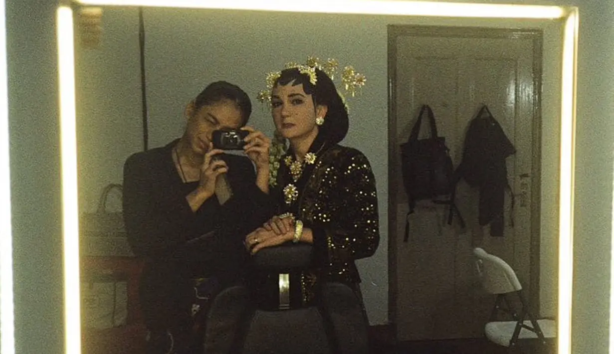Totalitas memerankan karakter Suzzanna oleh Luna Maya memang patut diacungi jempol. Perlu berjam-jam supaya Luna mirip dengan Suzzanna. Saat mirip dengan Suzzanna versi pengantin, Luna Maya pun berfoto di backstage. (Liputan6.com/IG/lunamaya)