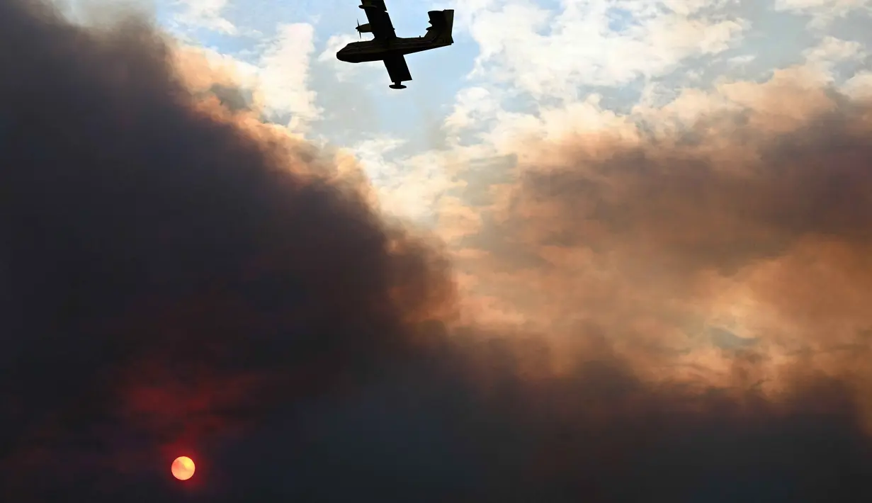 Sebelumnya, sebuah kebakaran hutan besar melanda wilayah Aude di Prancis selatan pada hari Selasa (5/8/2025). Api mulai muncul pada sore hari dan terus menyebar dengan cepat karena kondisi geografis dan cuaca yang kering. (Lionel BONAVENTURE/AFP)