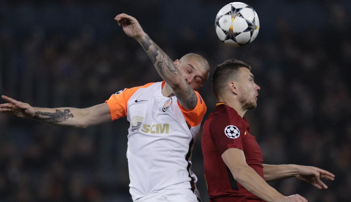 Duel pemain Shakhtar, Yaroslav Rakytskyy (kiri) dan pemain Roma, Edin Dzeko pada leg kedua 16 besar Liga Champions di Rome Olympic stadium, (13/3/2018). AS Roma Menang 1-0. (AP/Gregorio Borgia)