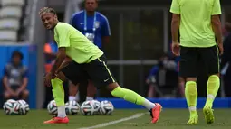 Neymar kembali mengubah gaya rambutnya menjelang pertandingan melawan Meksiko. Pada latihan hari Minggu (16/6/2014) rambutnya yang hitam kini sudah berubah menjadi pirang, Brasil, Senin (16/6/2014) (AFP Photo/VANDERLEI ALMEIDA)