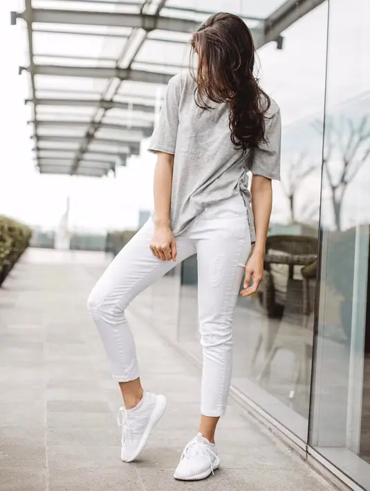Kasual dan sporty. Kali ini Pevita tampil dengan sederhana, ia memakai skinny pants, kaos oblong abu-abu dan sneakersnya. Kece banget kan? (Instagram/pevpearce)