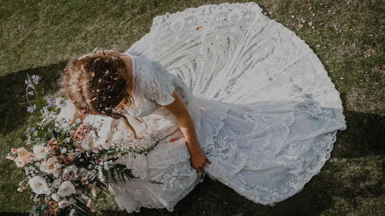 Kisah Penemuan Gaun Pengantin Nenek Usia 147 Tahun yang Hilang