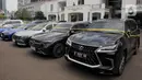 Deretan mobil mewah yang disita oleh penyidik Subdit Jatanras Ditreskrimum Polda Metro Jaya sebagai barang bukti kasus dugaan penyalahgunaan wewenang pemblokiran situs judi online yang melibatkan pegawai Kementerian Komunikasi dan Digital (Komdigi). (Liputan6.com/Herman Zakharia)
