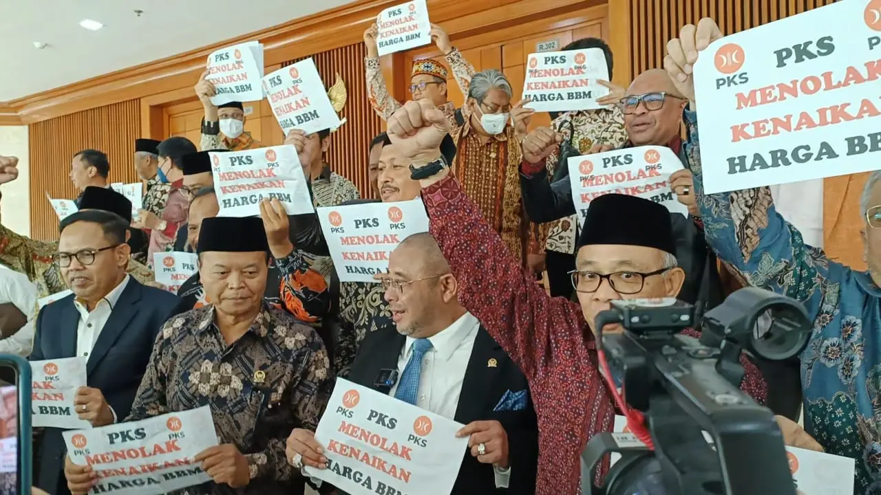 Fraksi PKS menyampaikan interupsi dan dilanjutkan melakukan walk out keluar dari ruang paripurna.
