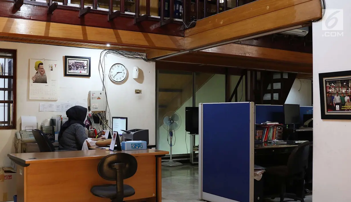 Seorang pekerja beraktivitas di kantor Lembaga Bantuan Hukum (LBH) Pers di kawasan Kalibata, Jakarta Selatan, Jumat (27/7). Lembaga Bantuan Hukum (LBH) Pers saat ini tengah dilanda persoalan pendanaan. (Liputan6.com/Immanuel Antonius)