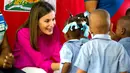 Ratu Spanyol Letizia berbincang dengan para siswa saat upacara penyambutannya di sebuah sekolah daerah kumuh Soleil, Haiti, 23 Mei 2018. Ini merupakan kunjungan pertama Ratu Letizia ke negara termiskin di benua Amerika tersebut. (AP/Dieu Nalio Chery)