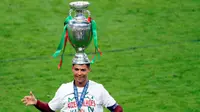 Cristiano Ronaldo kawinkan gelar Juara Piala Eropa 2016 dan Liga Champions 2016 setelah Portugal mengalahkan Prancis 1-0 pada laga final Piala Eropa 2016 di Stade de France, Saint-Denis, Senin (11/7/2016) dini hari WIB. (Reuters/Charles Platiau)