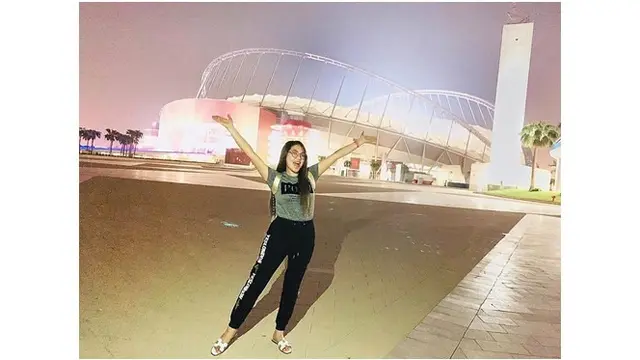 Pendangdut asal Jawa Timur ini juga mengunjungi Sheikh Khalifa International Stadium. Penampilannya pun terlihat simpel, namun sandal Hermes yang dipakai Via dibanderol dengan harga 9 jutaan.