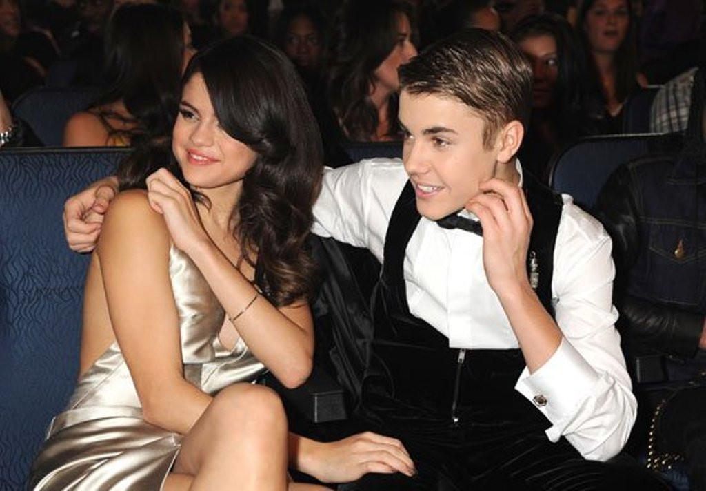 Mandy pun mengungkapkan bahwa Selena Gomez sudah berusia 25 tahun dan tahu apa yang terbaik. Ia tak ingin mengatur anaknya tersebut. (PopSugar)