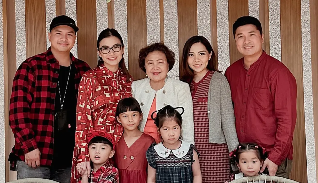 Glenn Alinskie tampil simpel dengan memadukan kaus warna hitam sebagai inner dan kemeja kotak-kotak sebagai outernya. Chelesa Olivia tampil elegan dengan dress warna merah. Chelsea tata rambut dengan gaya ikat tengah. Nastusha selaras dengan sang mama paka dress warna merah, sementara Dante pakai baju kemeja kotak-kotak sama seperti sang ayah. (Liputan6.com/IG/@glennalinskie)