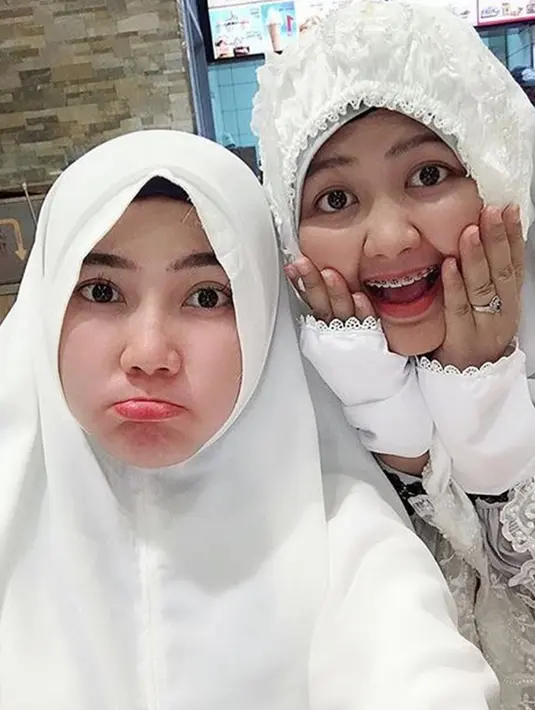 Bersama saudaranya, Via Vallen begitu kompak mengenakan outfit serba putih dan berhijab. Ekspresi lucu Via Vallen ini juga menjadi sorotan publik. Ia terlihat begitu lucu hingga banyak yang merasa gemas dengan ekspresi perempuan asal Sidoarjo ini. (Liputan6.com/IG/@viavallen)