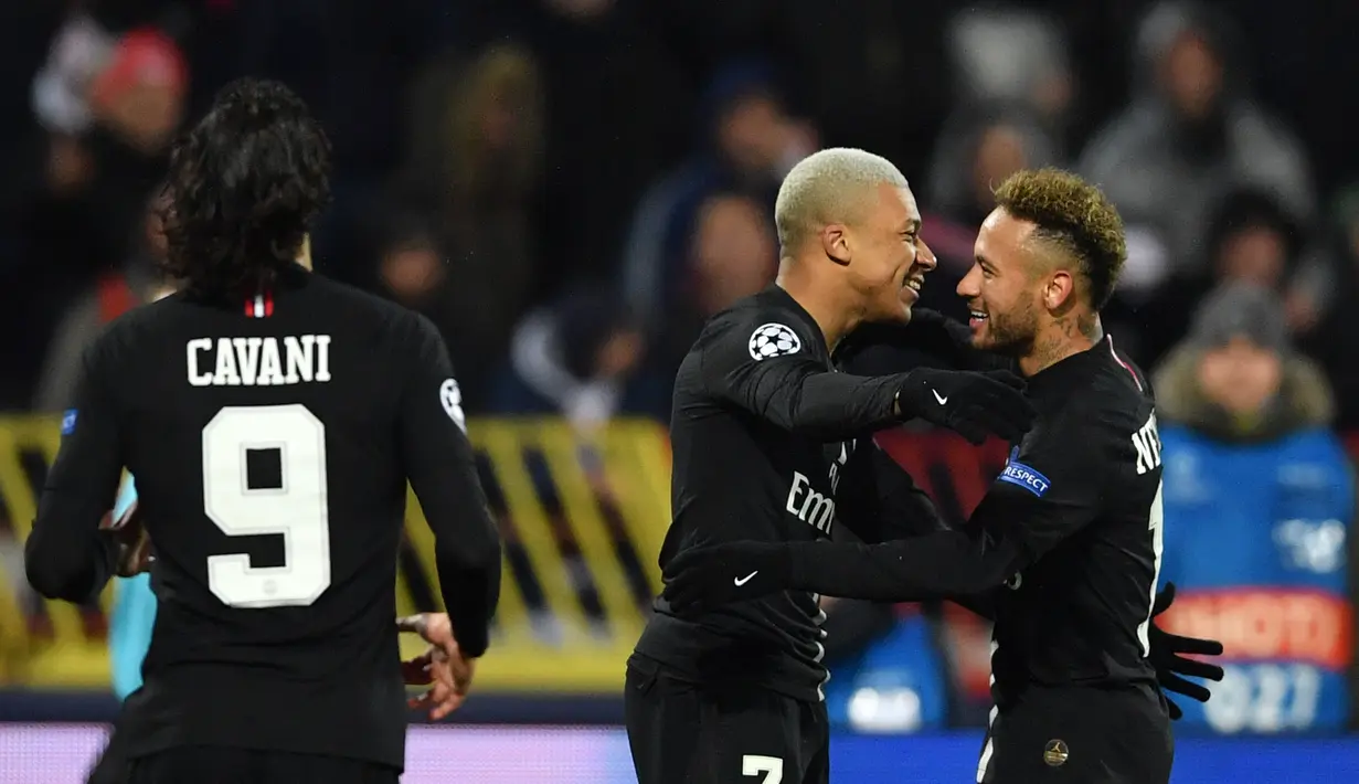 Neymar Jr turut merayakan gol yang dicetak Kylian Mbappe pada pada laga lanjutan Grup C Liga Champions yang berlangsung di stadion Rajko Mitic, Rabu (12/12). PSG menang 4-1 atas Red Star Belgrade. (AFP/Andrej Isakovic)