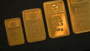 Sementara, harga emas di Galeri 24, Kamis (16/10/2025) tercatat Rp2.418.000 per gram atau naik dari Rp2.393.000 per gram. (Juni KRISWANTO/AFP)